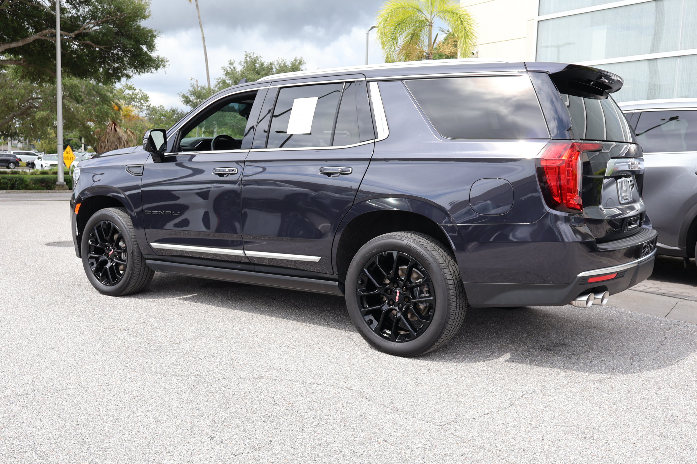 Used 2024 GMC Yukon Denali w/ Advanced Technology Package AWD/4WD image 7