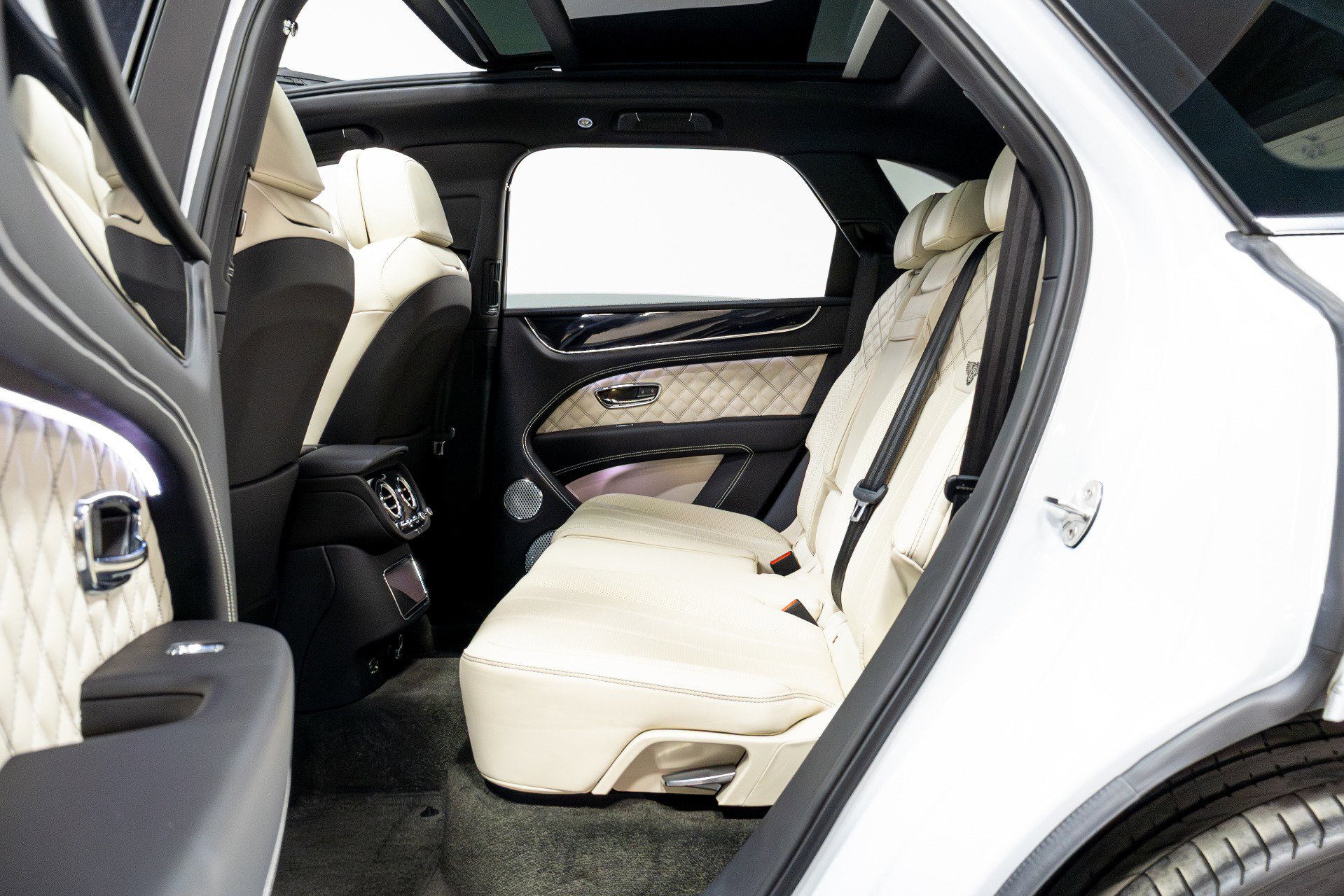 Used 2021 Bentley Bentayga w/ First Edition Specification image 43