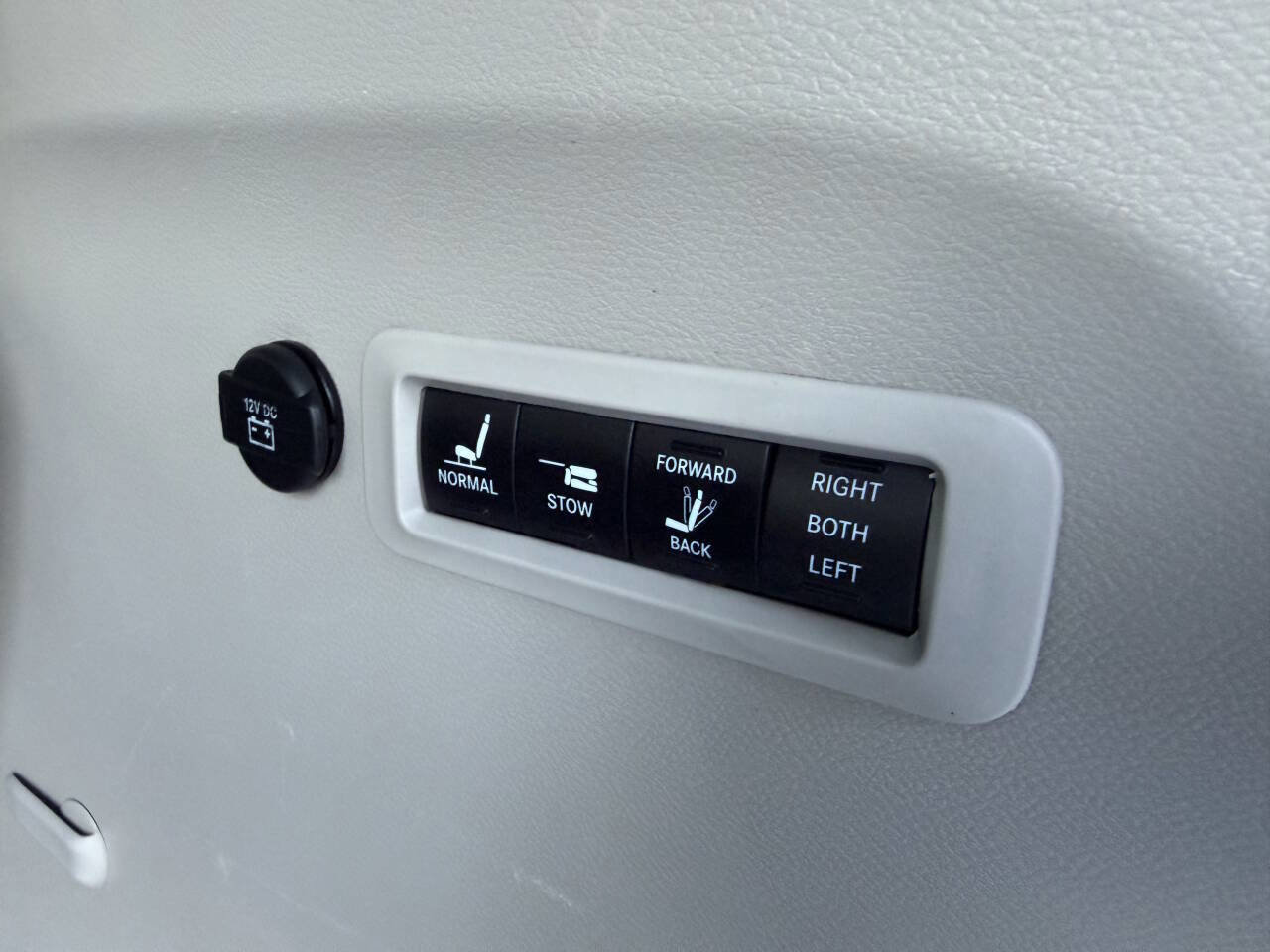 Used 2022 Chrysler Pacifica Limited image 8