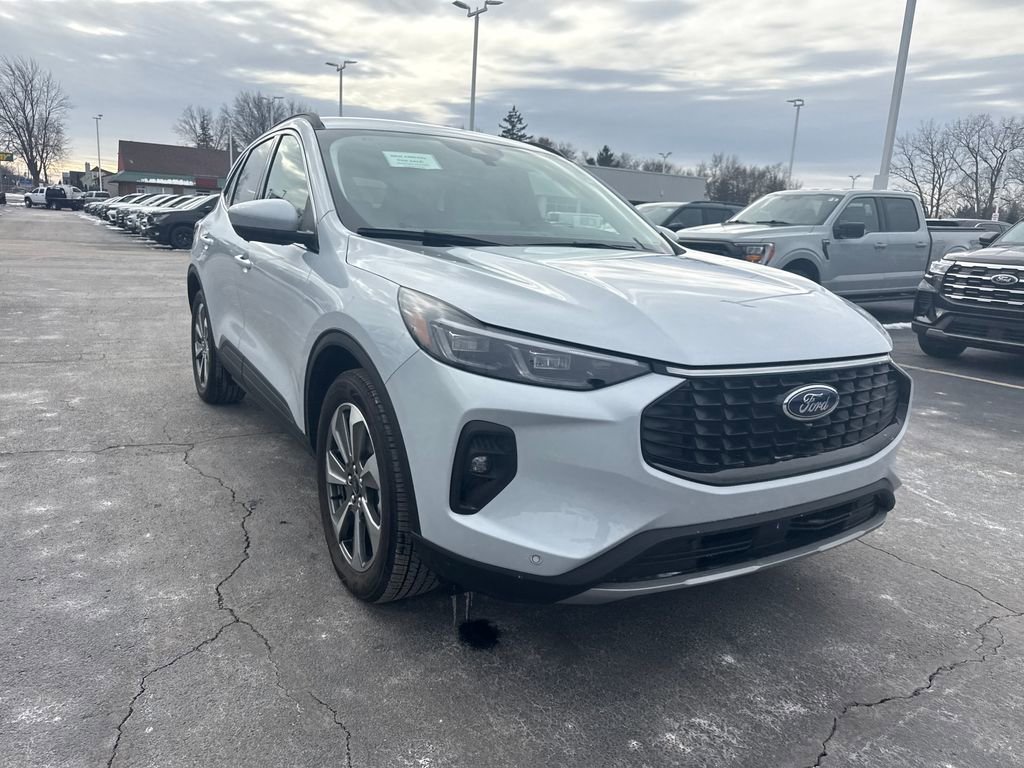 Used 2025 Ford Escape Platinum w/ Premium Technology Package image 4