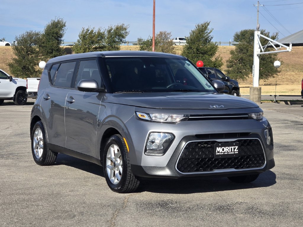 Certified 2022 Kia Soul LX w/ Technology Package FWD image 3