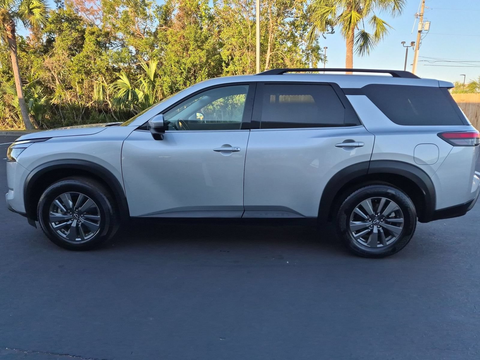 Used 2025 Nissan Pathfinder SV FWD image 9