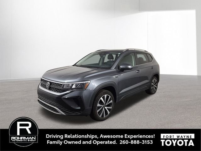 Used 2023 Volkswagen Taos SE w/ Panoramic Sunroof Package