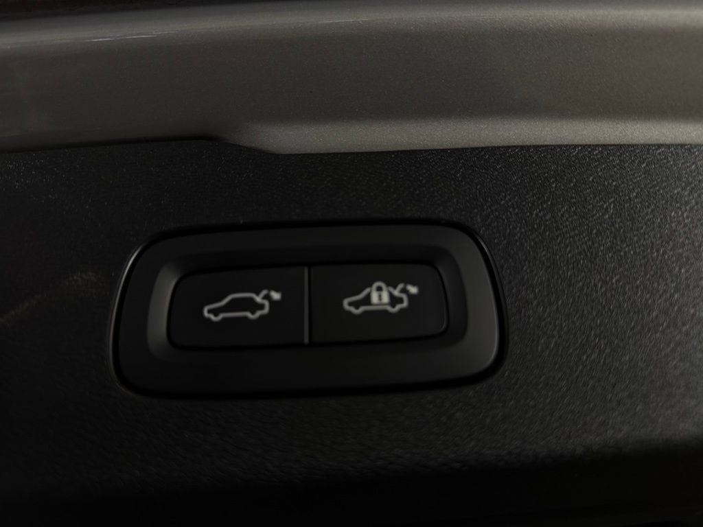 Used 2025 Volvo V60 B5 Cross Country Plus image 30