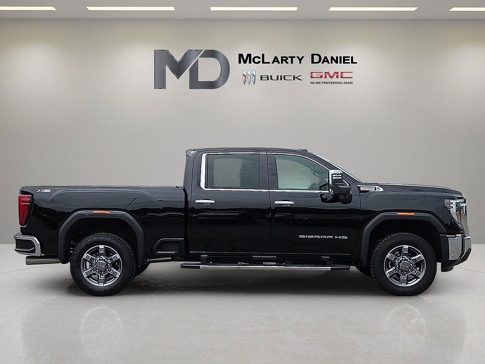 Used 2025 GMC Sierra 2500 SLT w/ SLT Premium Package AWD/4WD image 6
