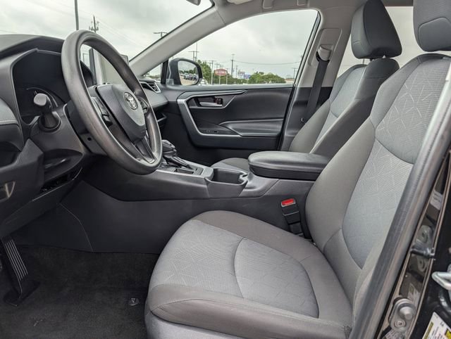 Used 2025 Toyota RAV4 XLE FWD image 25