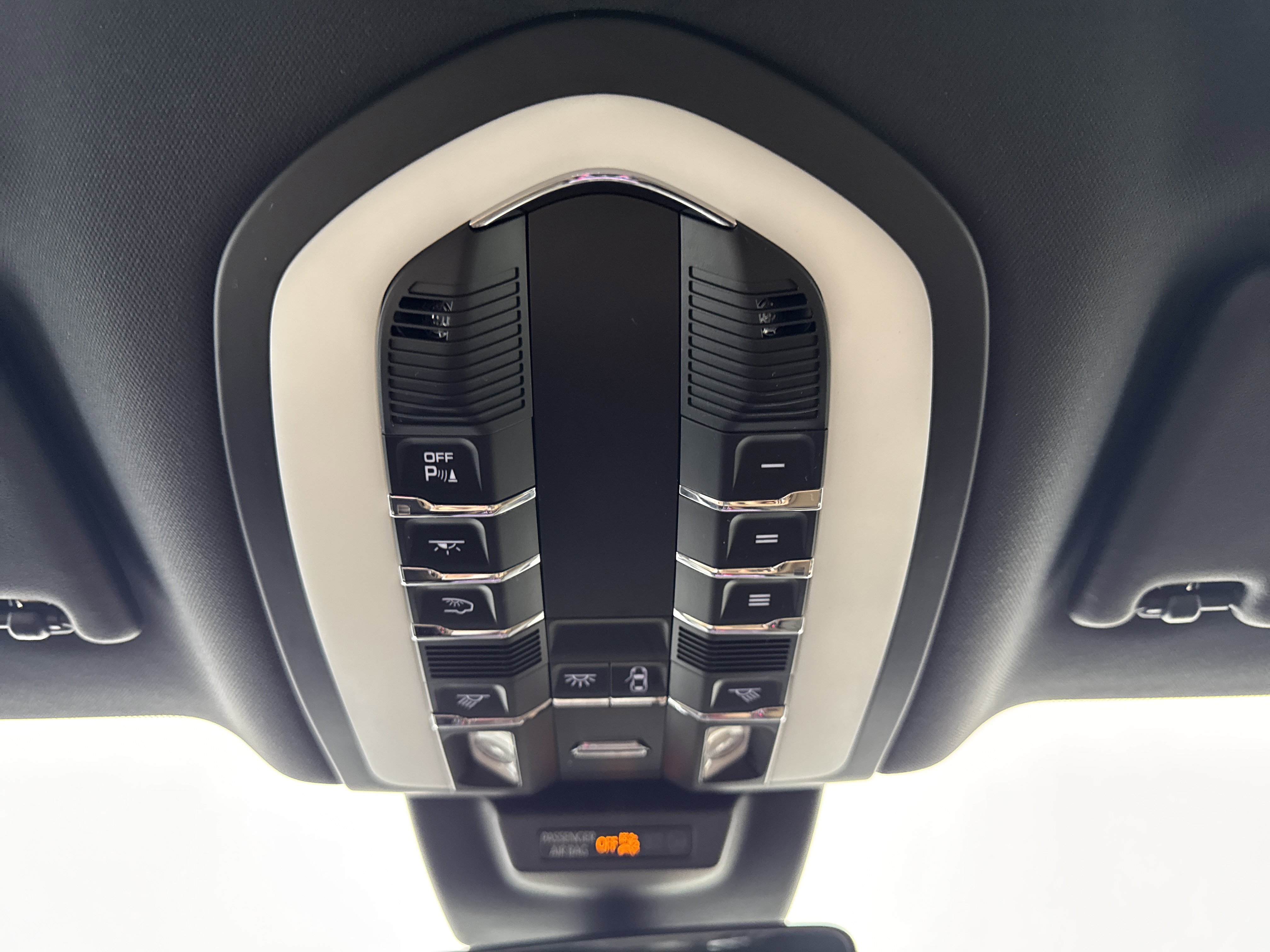 Used 2023 Porsche Macan Turbo image 36