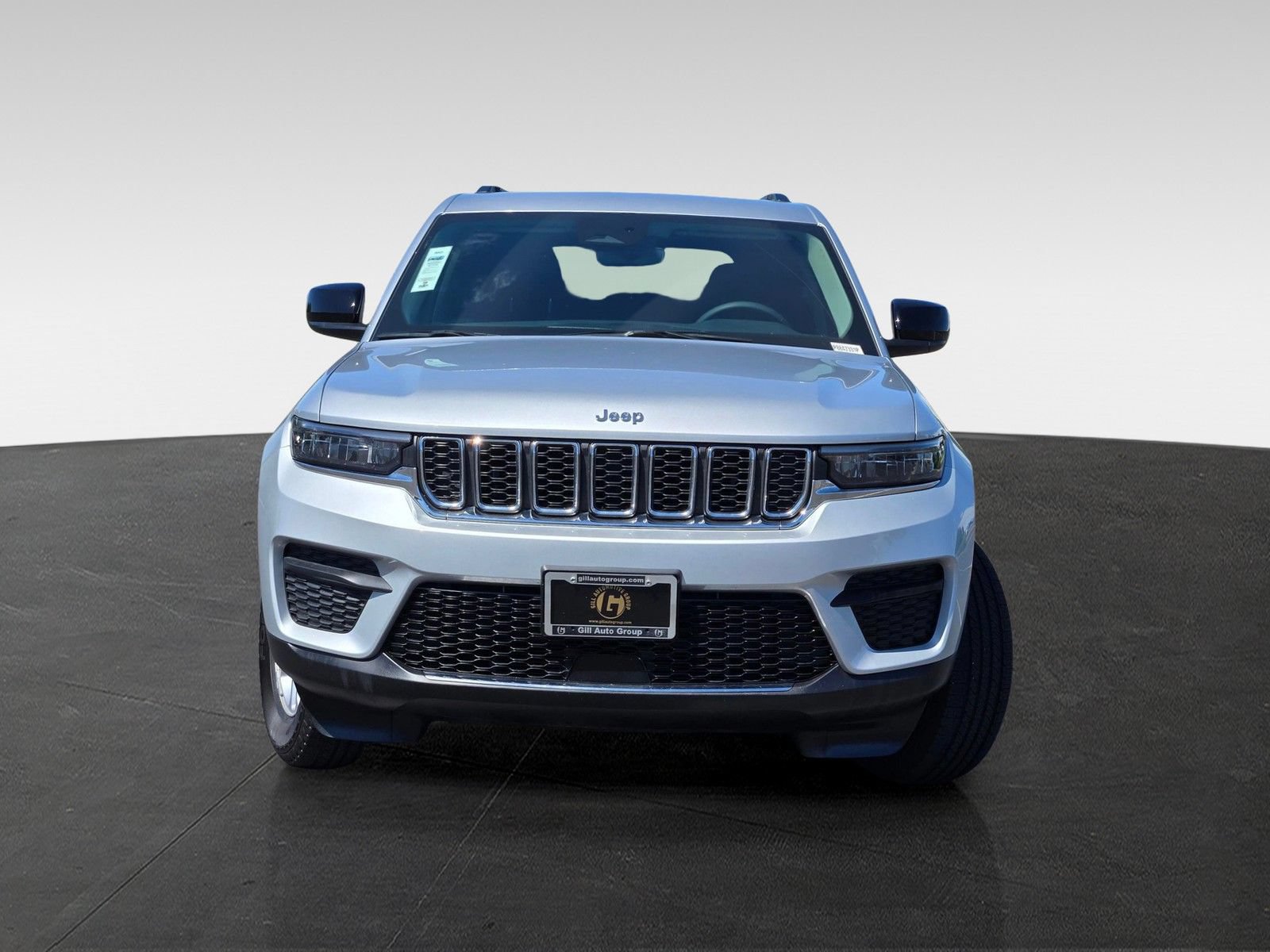 Used 2023 Jeep Grand Cherokee Laredo AWD/4WD image 2