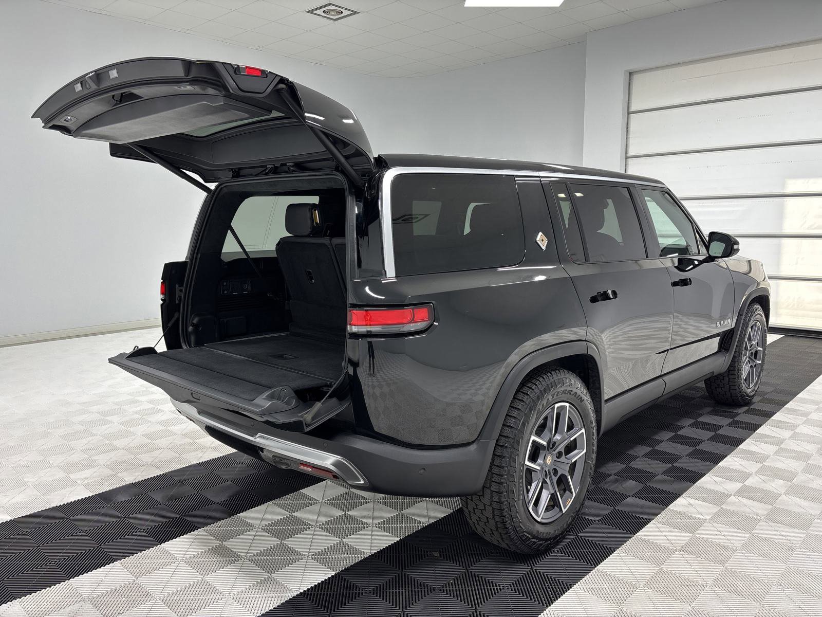 Used 2024 Rivian R1S Adventure image 25