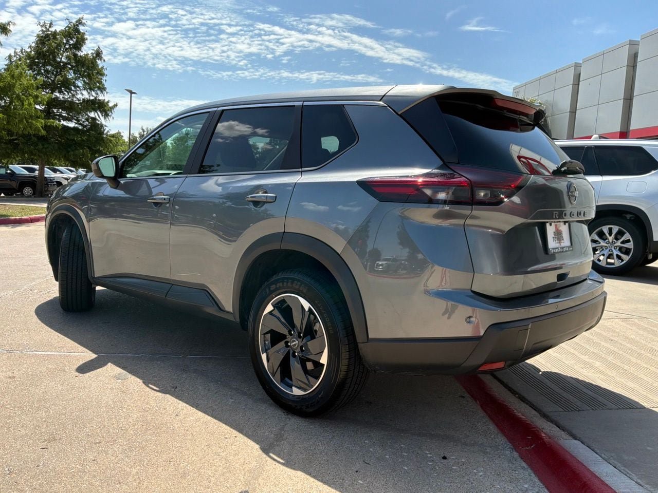 Used 2025 Nissan Rogue SV FWD image 8