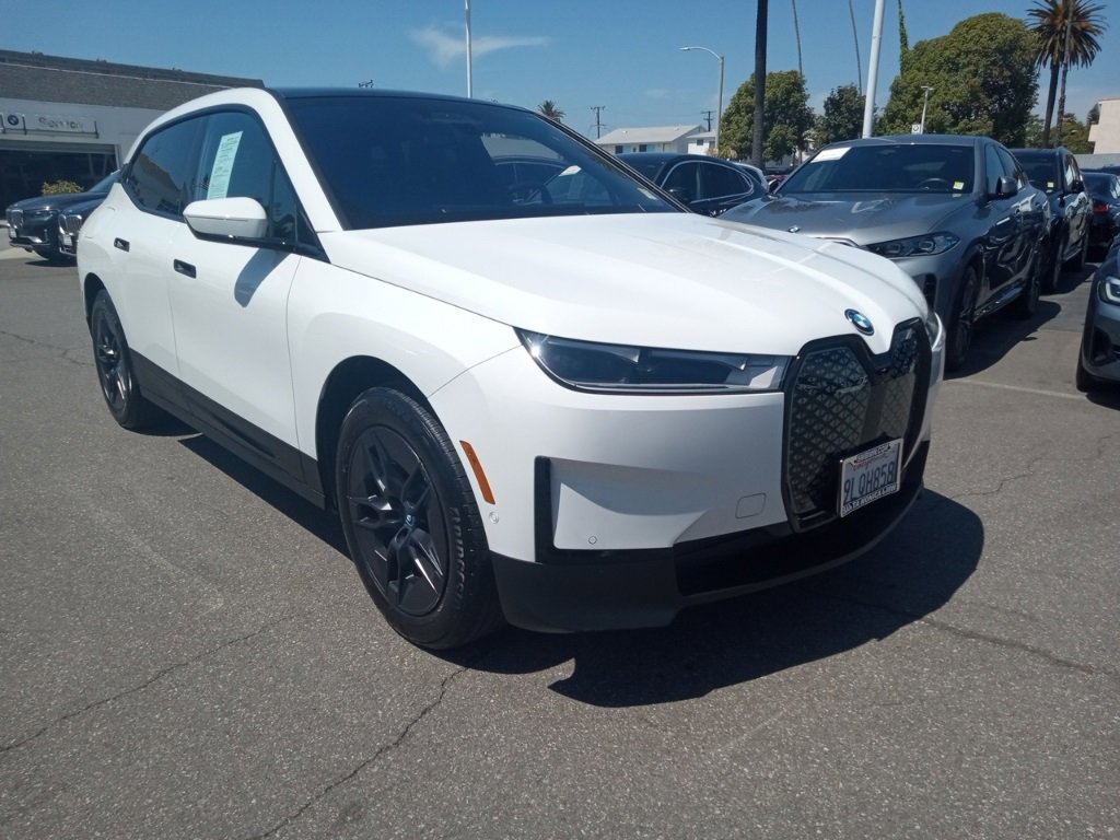 Used 2025 BMW iX xDrive50 image 1