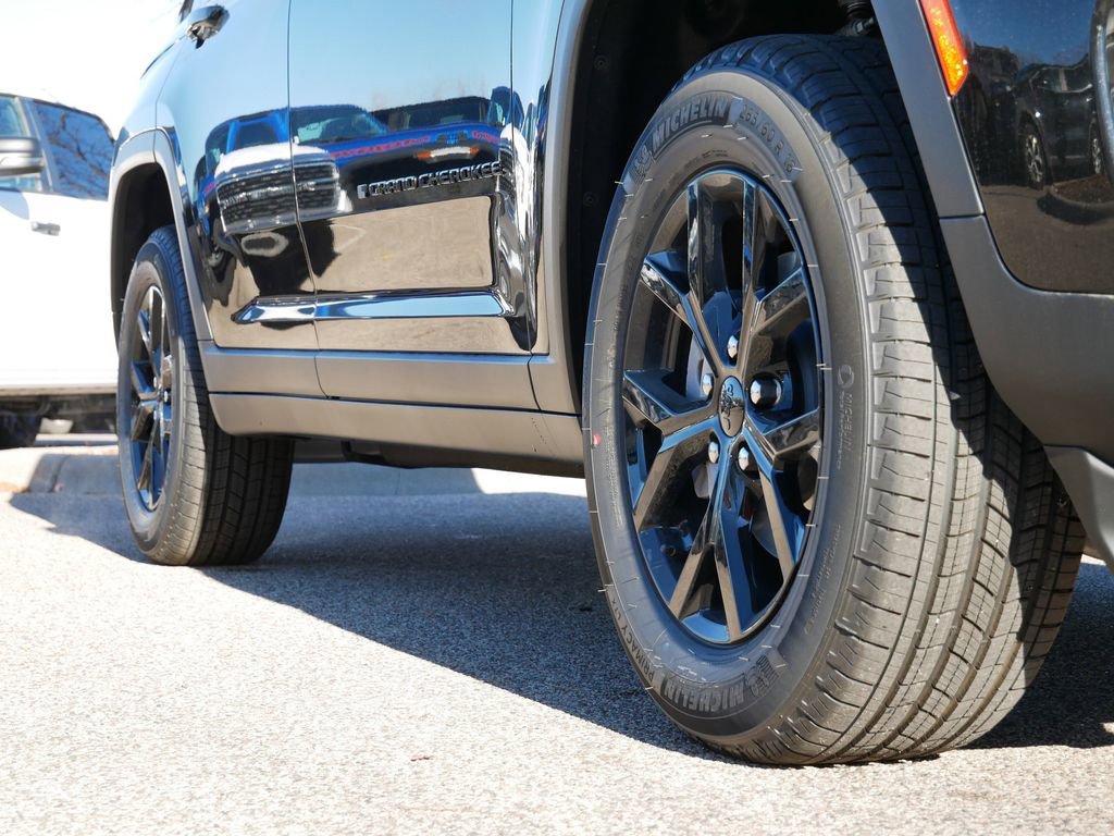New 2025 Jeep Grand Cherokee Laredo image 6