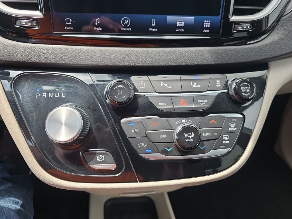 Used 2024 Chrysler Pacifica Touring-L FWD image 19