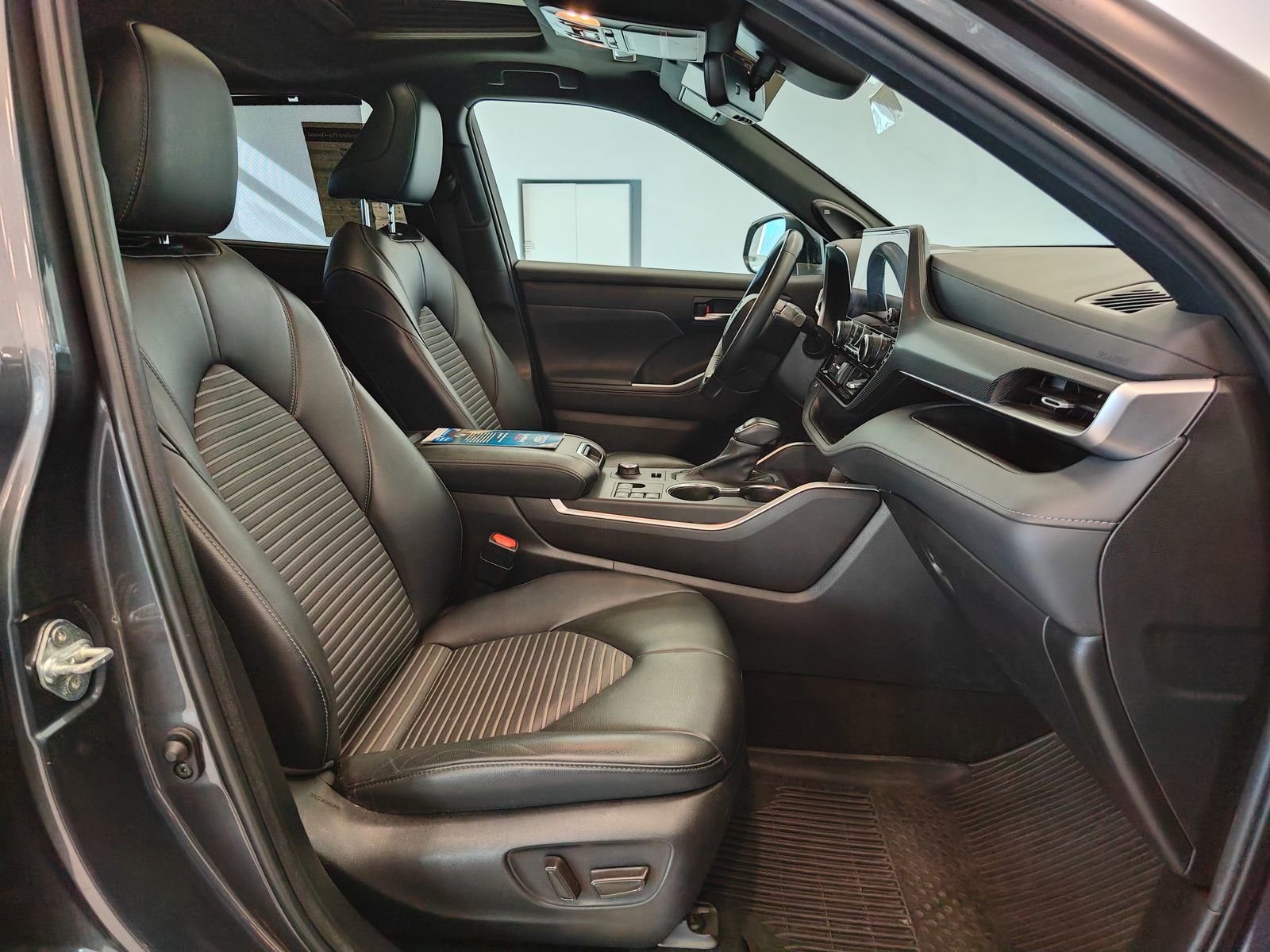 Used 2023 Toyota Highlander XSE image 24