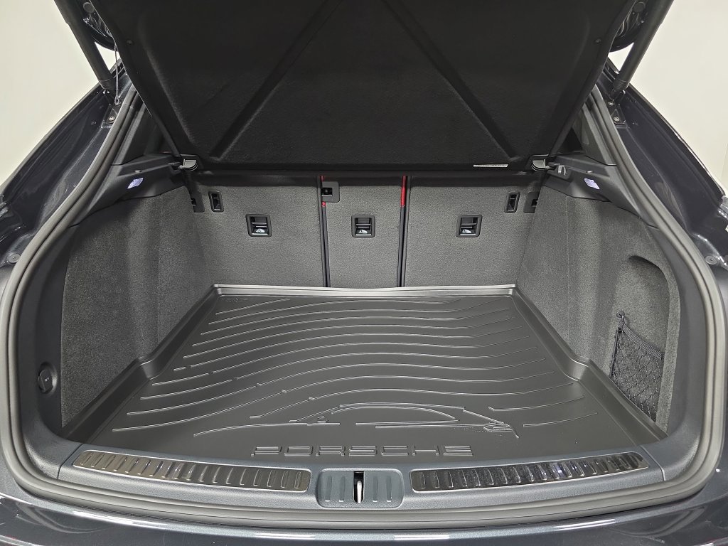 Certified 2026 Porsche Macan S AWD/4WD image 31
