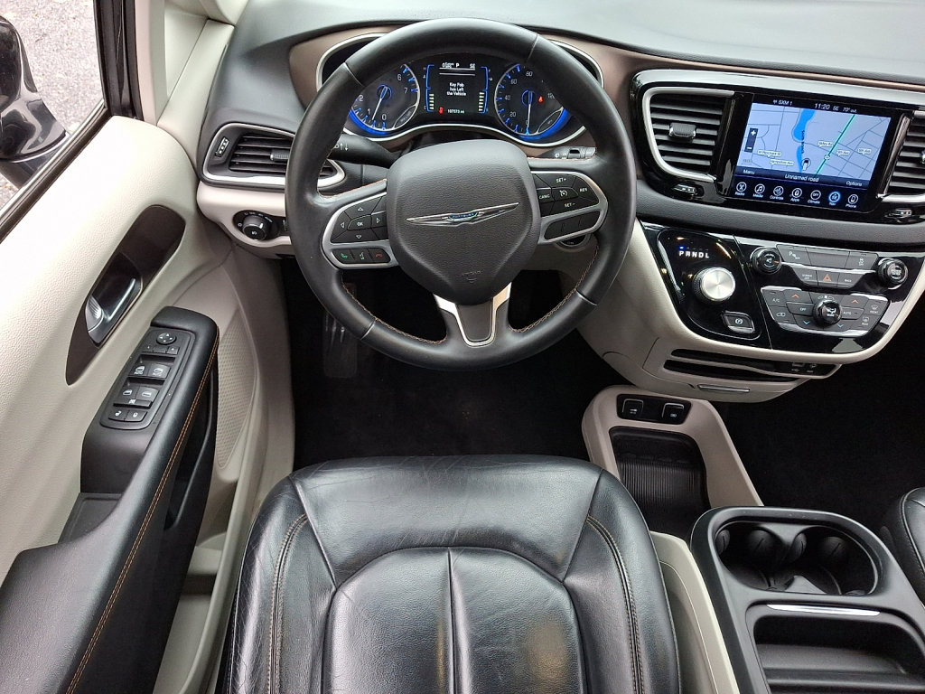 Used 2017 Chrysler Pacifica Touring-L FWD image 17