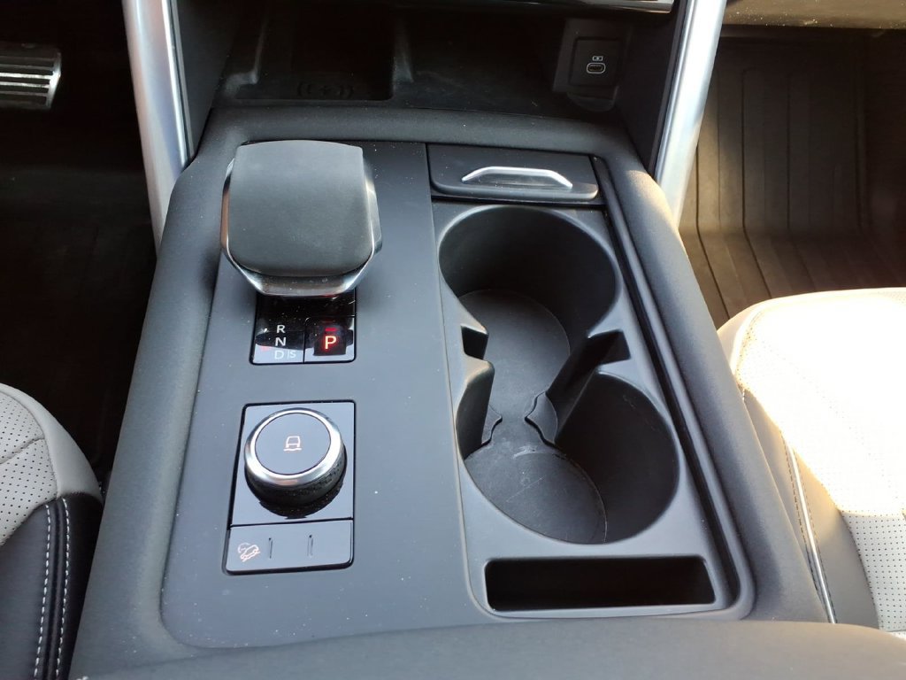 Used 2024 Land Rover Discovery Dynamic SE AWD/4WD image 23