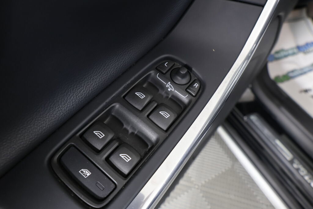 Used 2016 Volvo V60 T5 Cross Country Platinum image 31