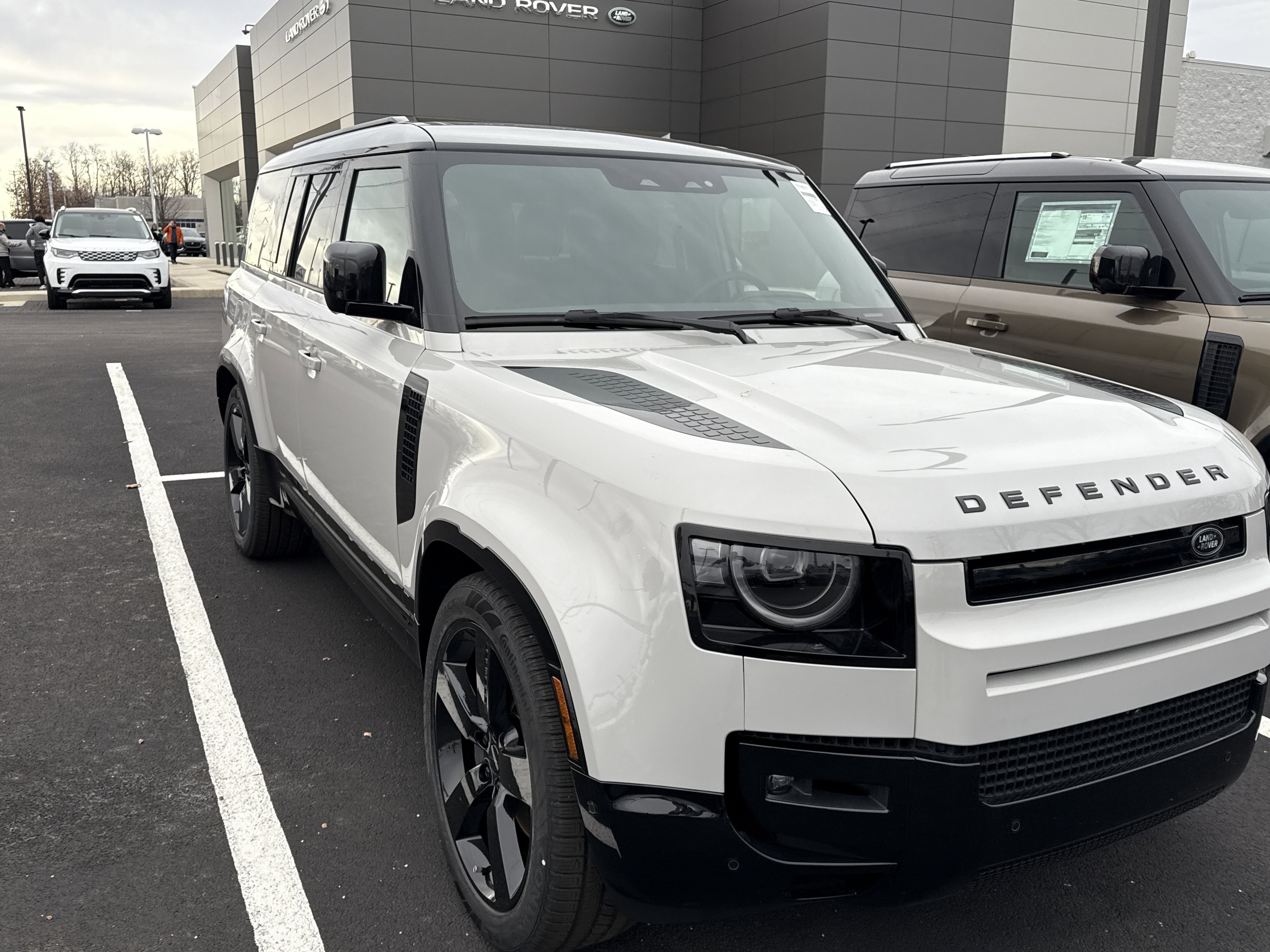 New 2026 Land Rover Defender 130 X-Dynamic SE image 5