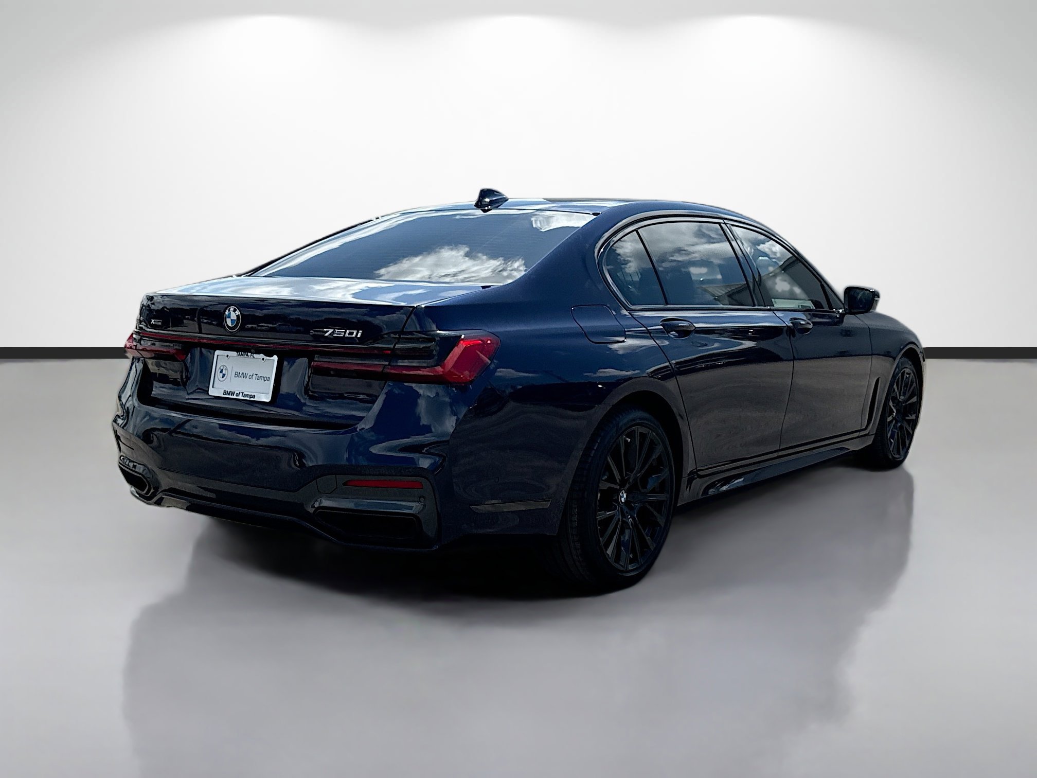 Used 2022 BMW 750i xDrive w/ Executive Package AWD/4WD image 3