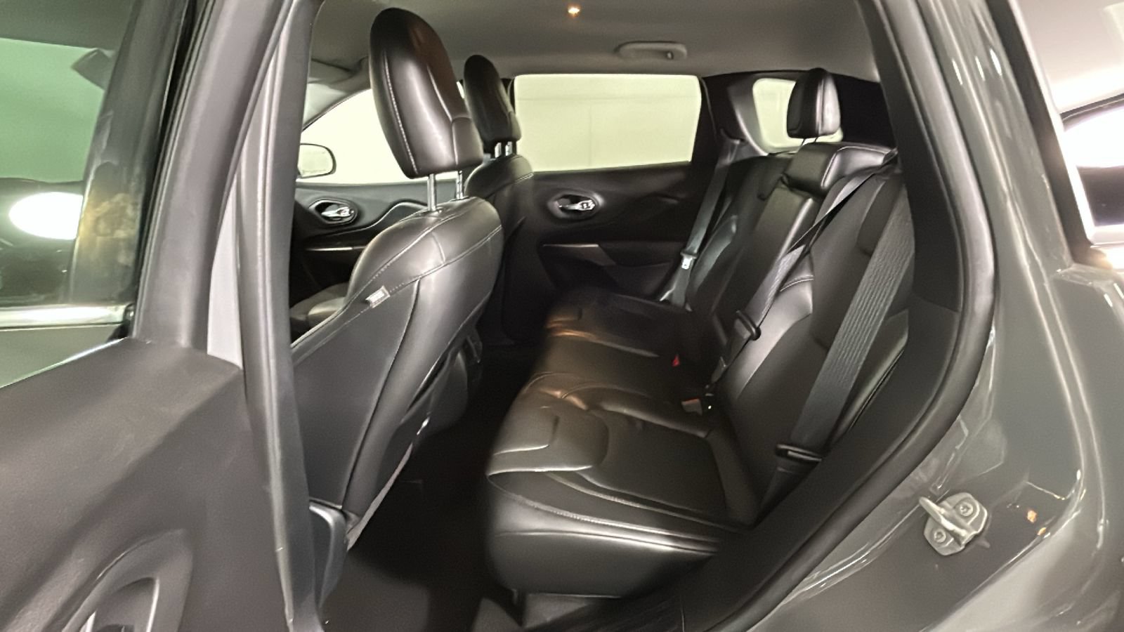 Used 2020 Jeep Cherokee Limited AWD/4WD image 31