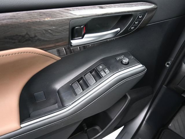 Certified 2025 Toyota Highlander XLE image 26