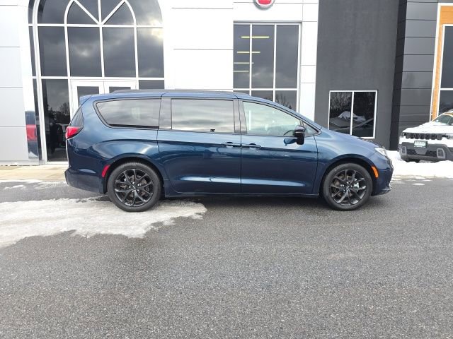 Certified 2024 Chrysler Pacifica Touring-L w/ S Appearance Package image 7