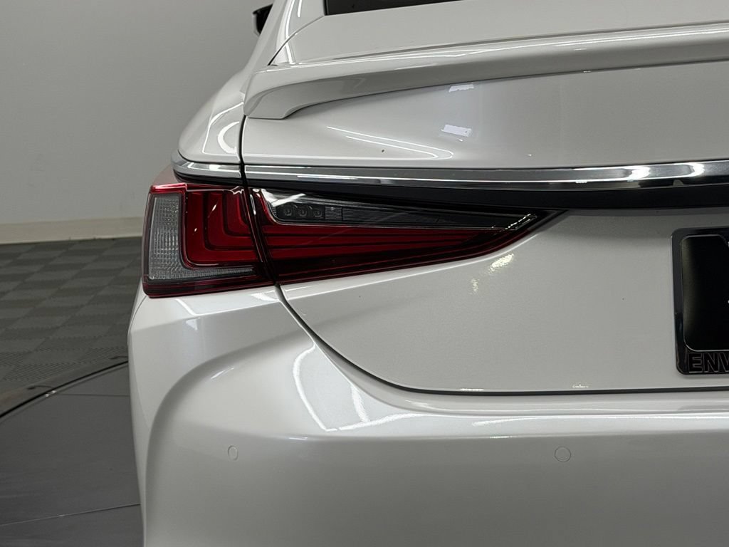 Used 2025 Lexus ES 300h w/ Luxury Package FWD image 13