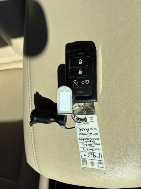 Used 2023 Jeep Grand Cherokee Limited w/ Trailer Tow Prep Group (B) AWD/4WD image 6