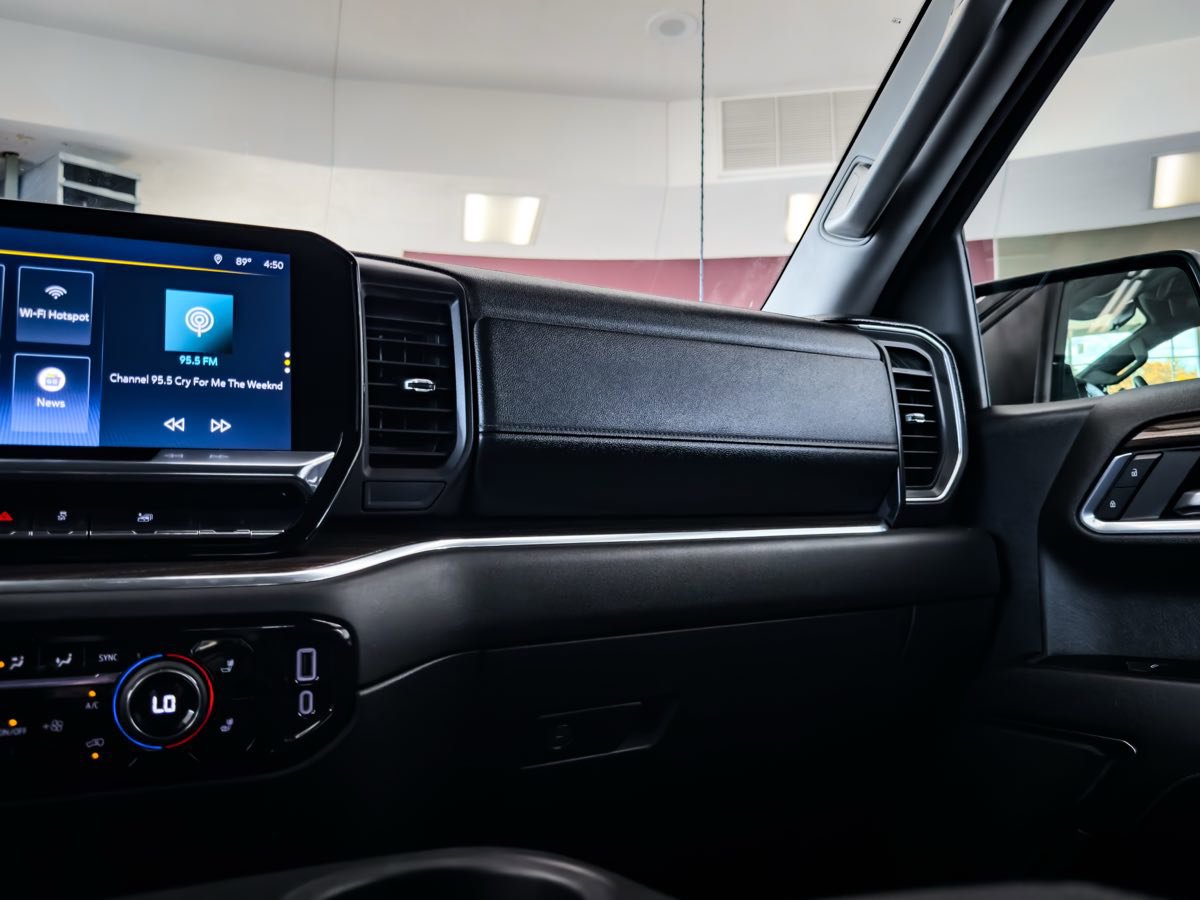Used 2024 Chevrolet Silverado 1500 LT image 37