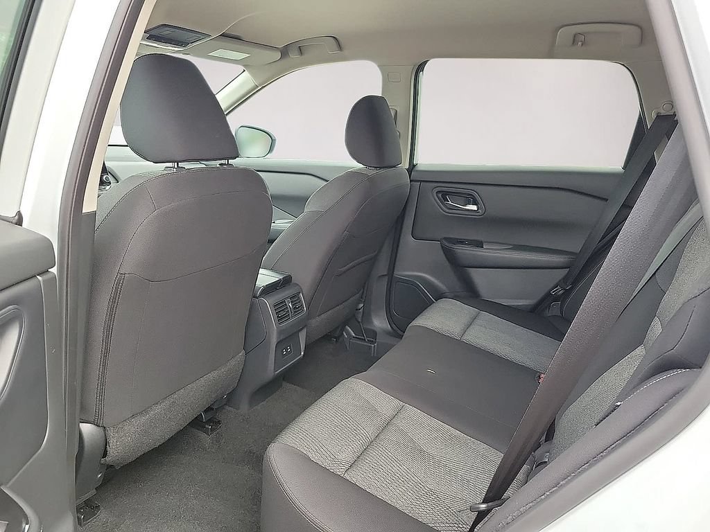 Used 2025 Nissan Rogue SV FWD image 9