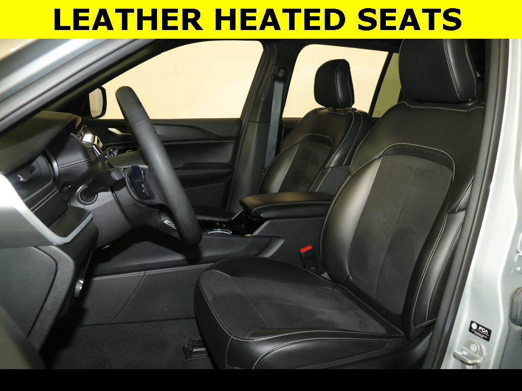 Used 2023 Jeep Grand Cherokee Altitude image 3