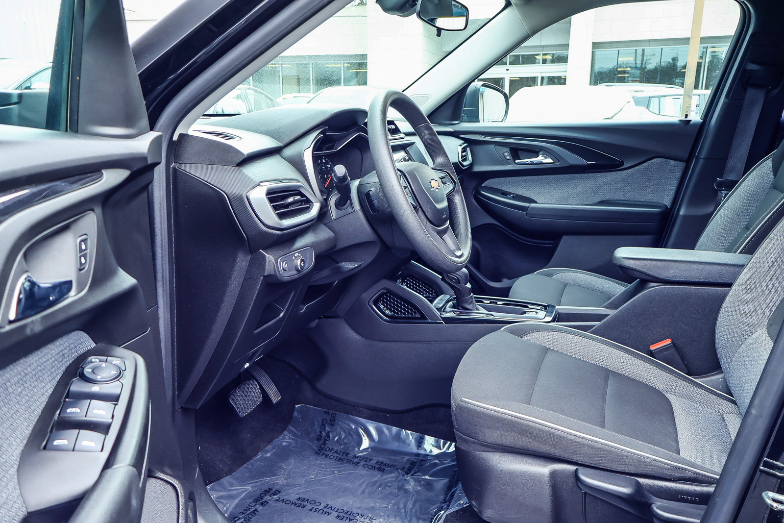 Used 2023 Chevrolet TrailBlazer LS FWD image 2