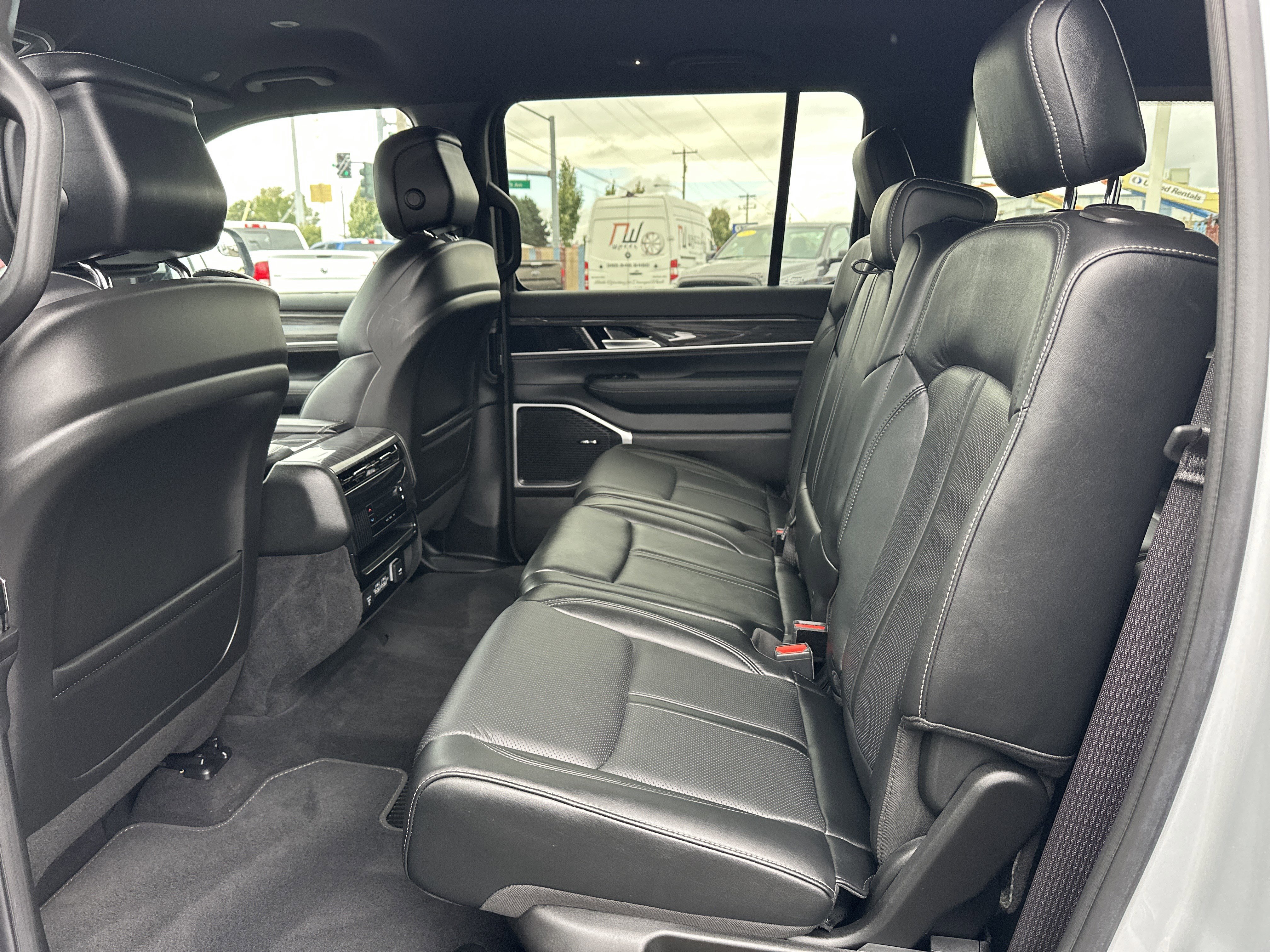 Used 2022 Jeep Wagoneer Series II image 12