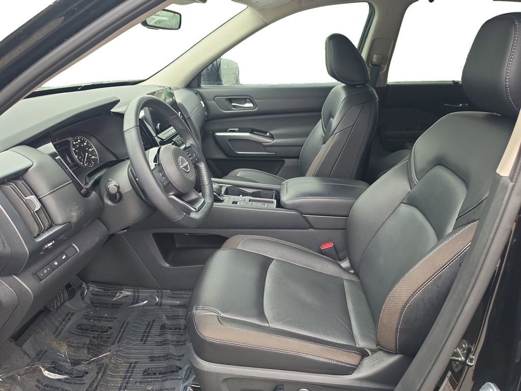 Used 2023 Nissan Pathfinder SL w/ Black Appearance Package image 9