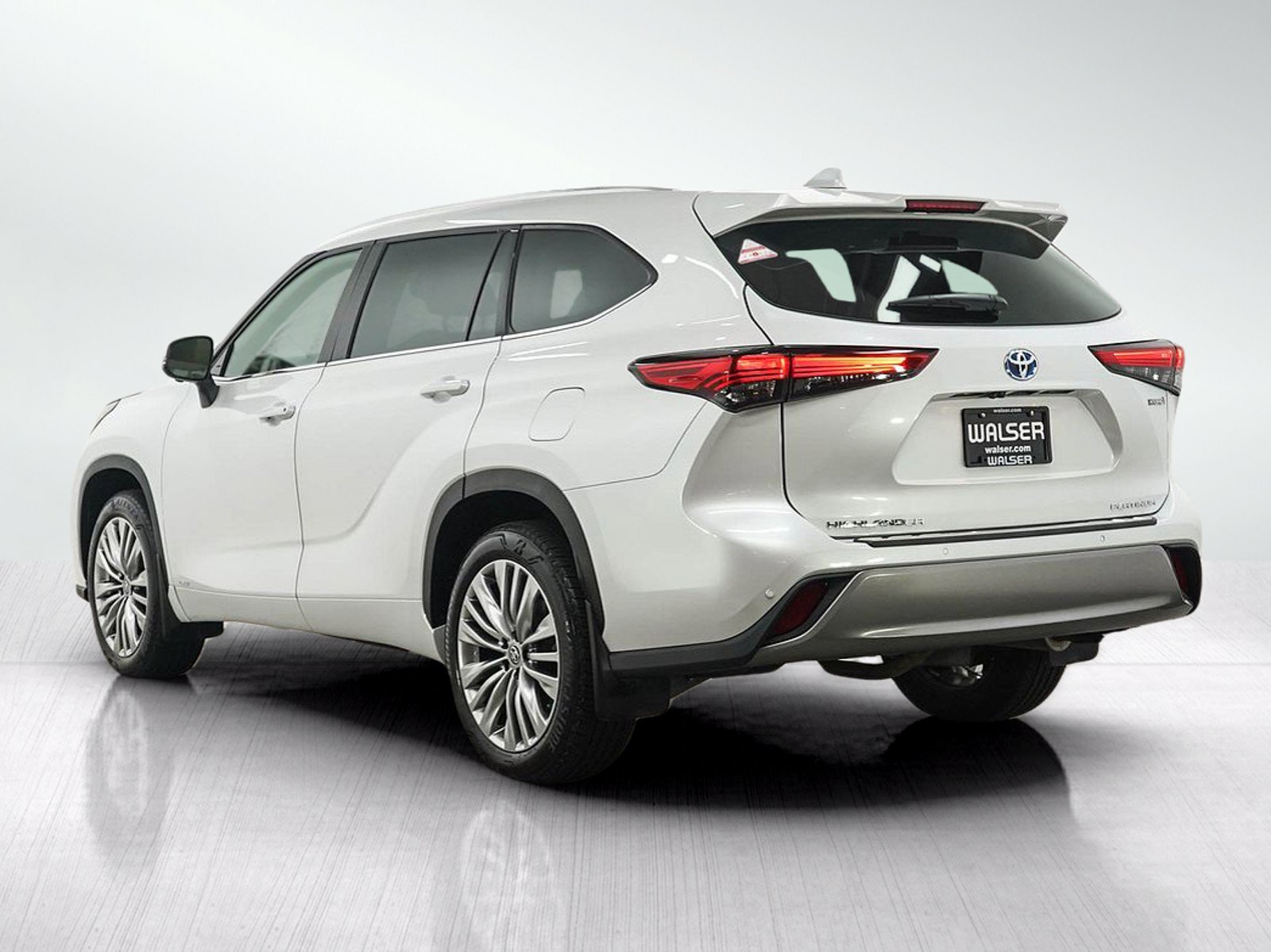 Used 2023 Toyota Highlander Platinum AWD/4WD image 3