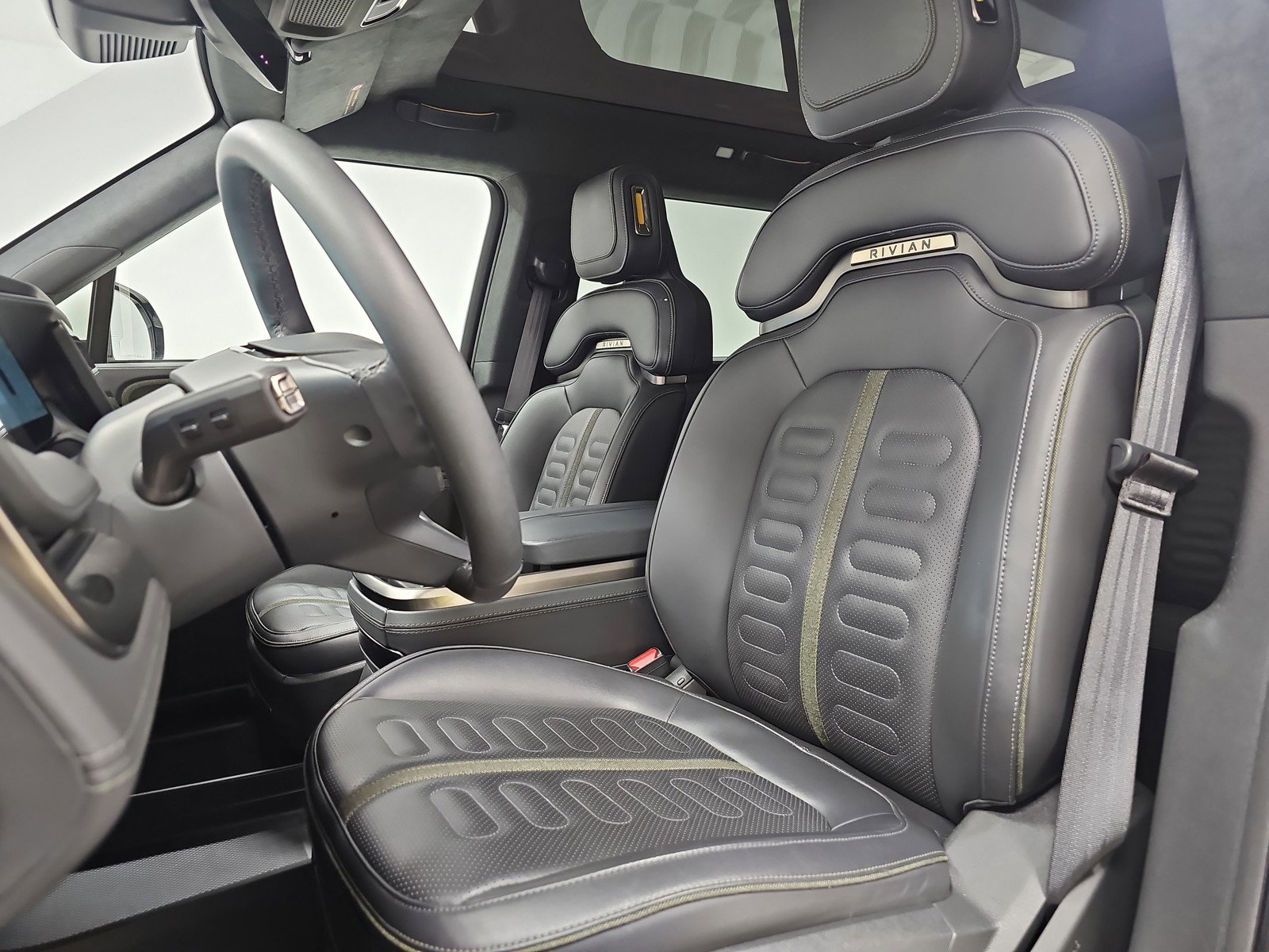 Used 2025 Rivian R1S Adventure image 20