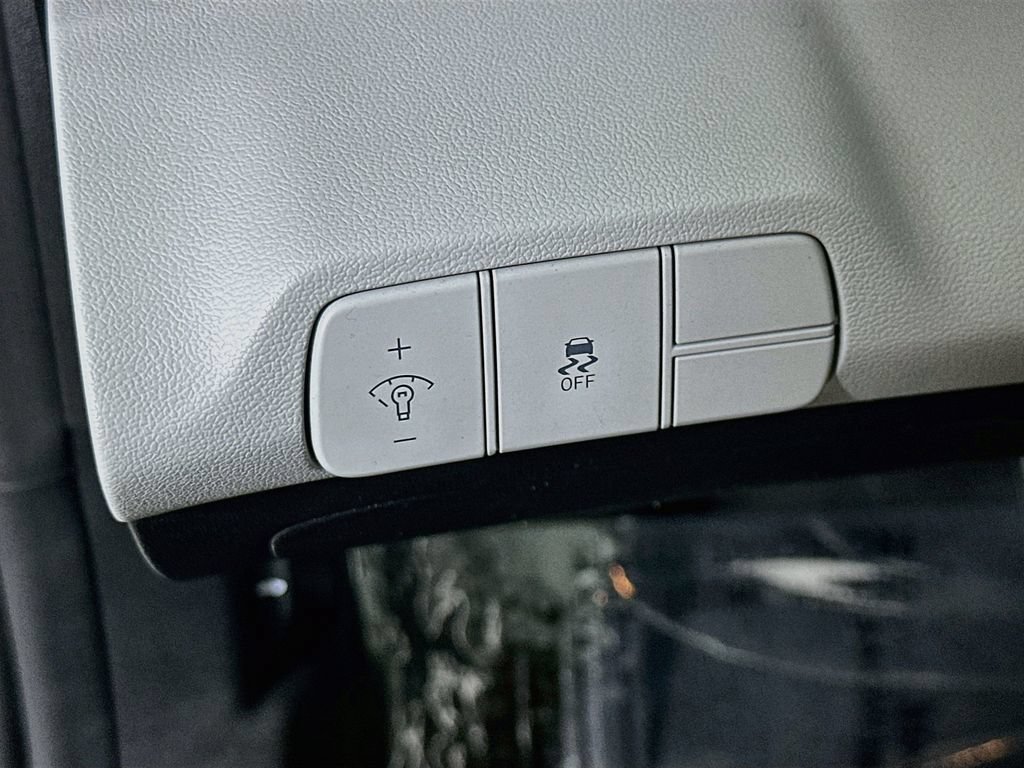 Used 2025 Hyundai Elantra Limited FWD image 23