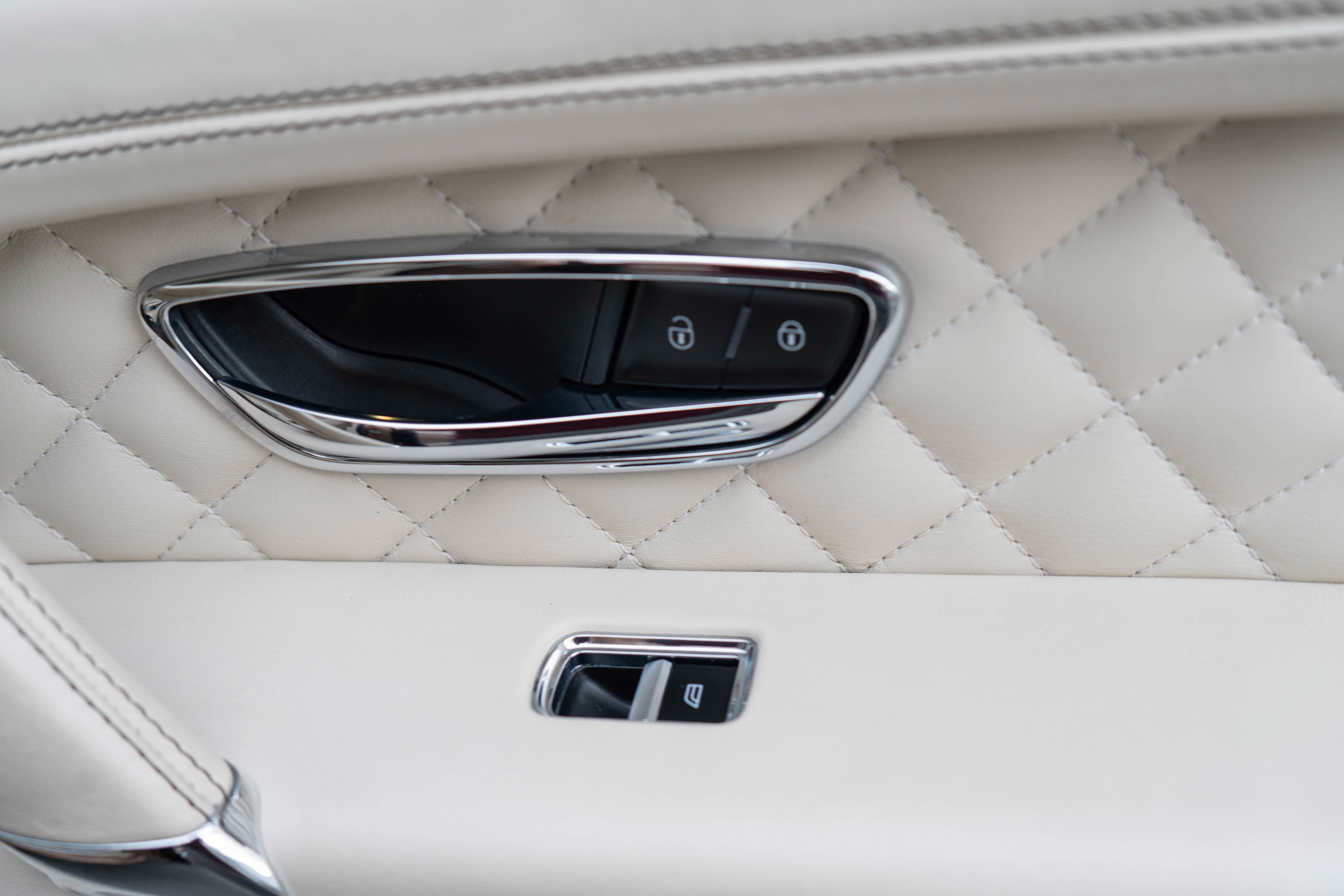 Used 2017 Bentley Bentayga image 45