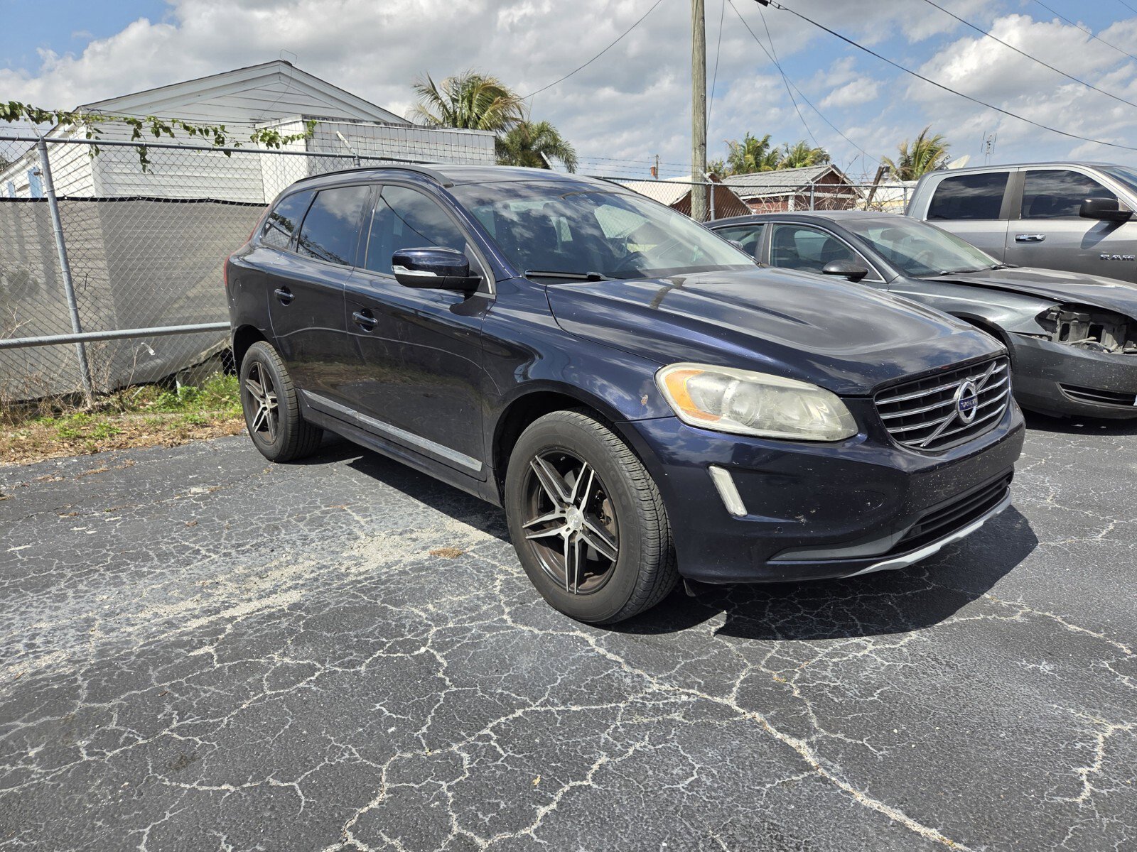 Used 2017 Volvo XC60 T5 w/ Tailgate Package image 3