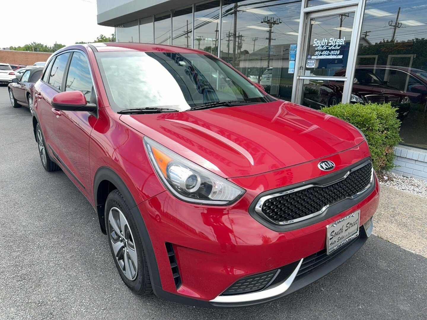 Used 2017 Kia Niro FE FWD image 2