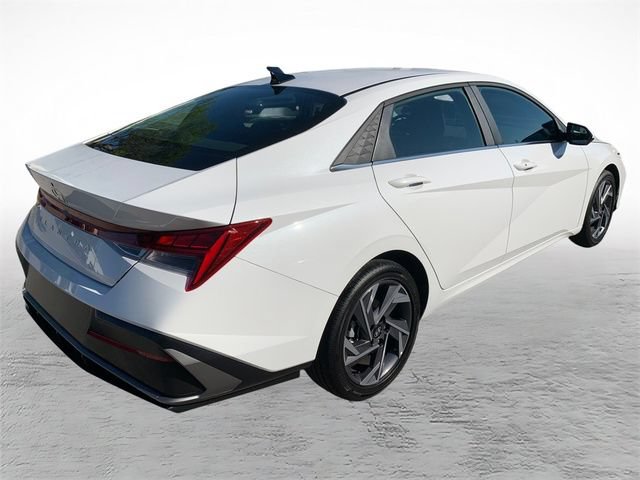 Certified 2025 Hyundai Elantra SEL FWD image 3