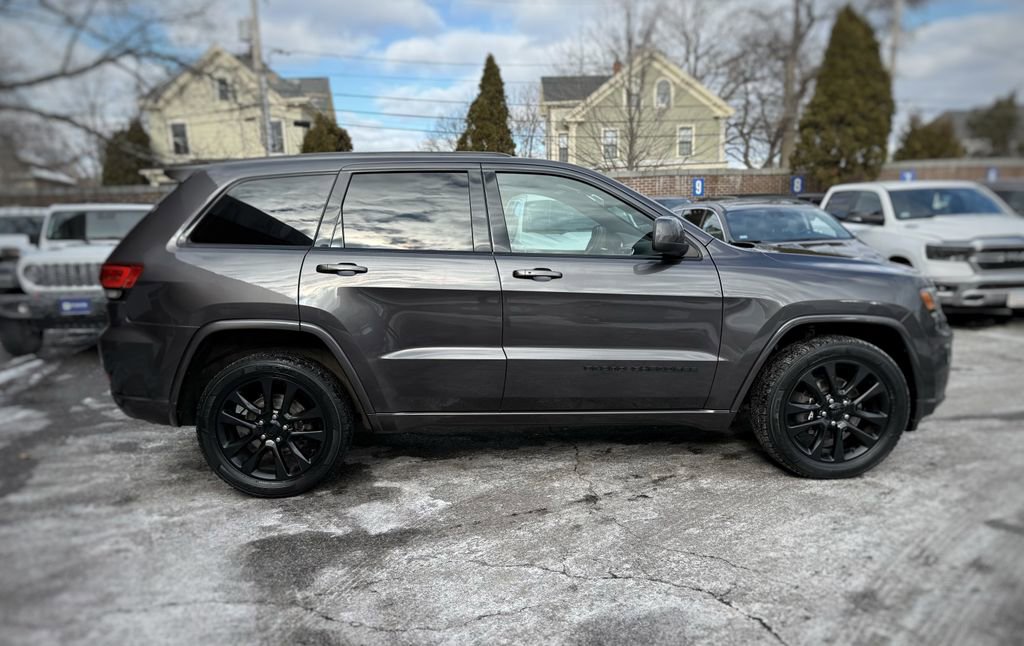 Used 2018 Jeep Grand Cherokee Altitude image 4