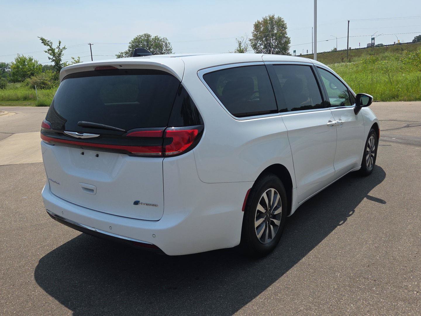 Used 2023 Chrysler Pacifica Touring-L FWD image 7