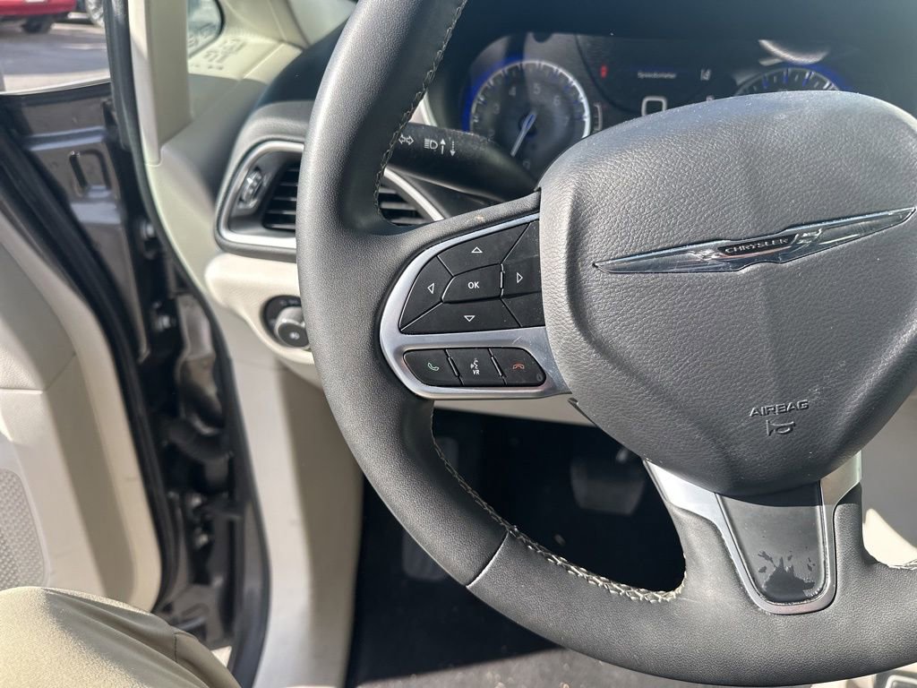 Used 2023 Chrysler Pacifica Touring-L image 13