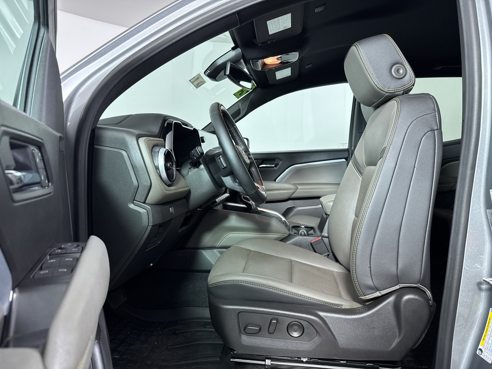 Used 2025 Chevrolet Colorado ZR2 w/ Midnight Edition AWD/4WD image 6