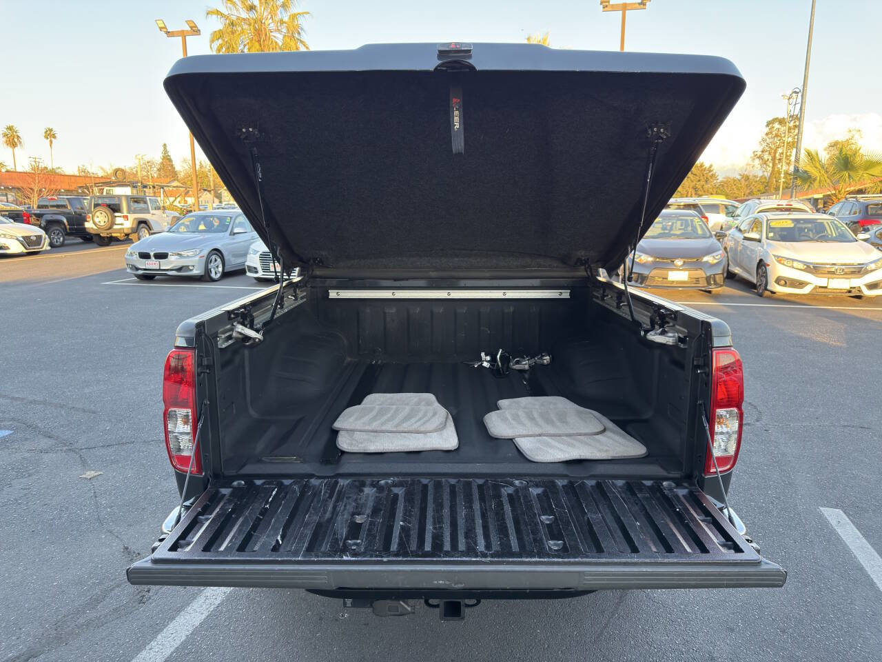 Used 2012 Nissan Frontier SV w/ SV Premium Utility Pkg AWD/4WD image 21