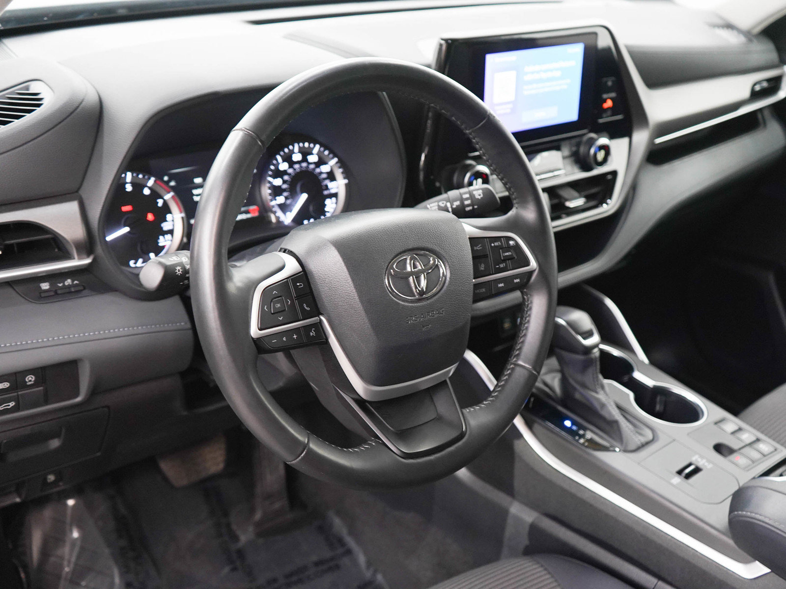 Used 2024 Toyota Highlander LE FWD image 21