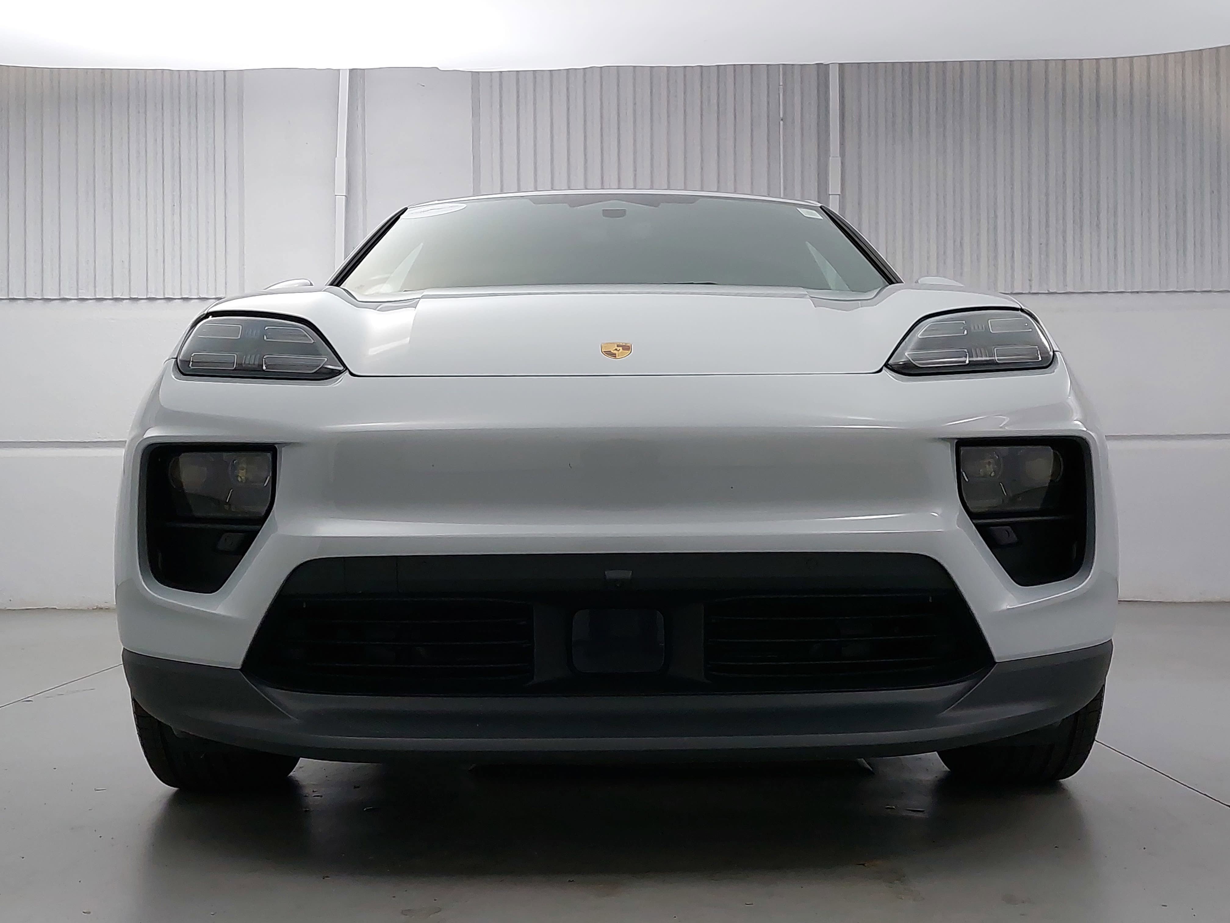Certified 2025 Porsche Macan Electric RWD image 10