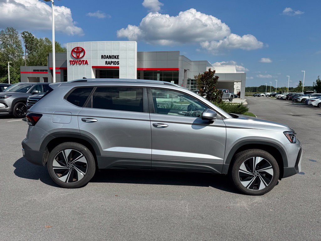 Used 2025 Volkswagen Taos SE AWD/4WD image 7